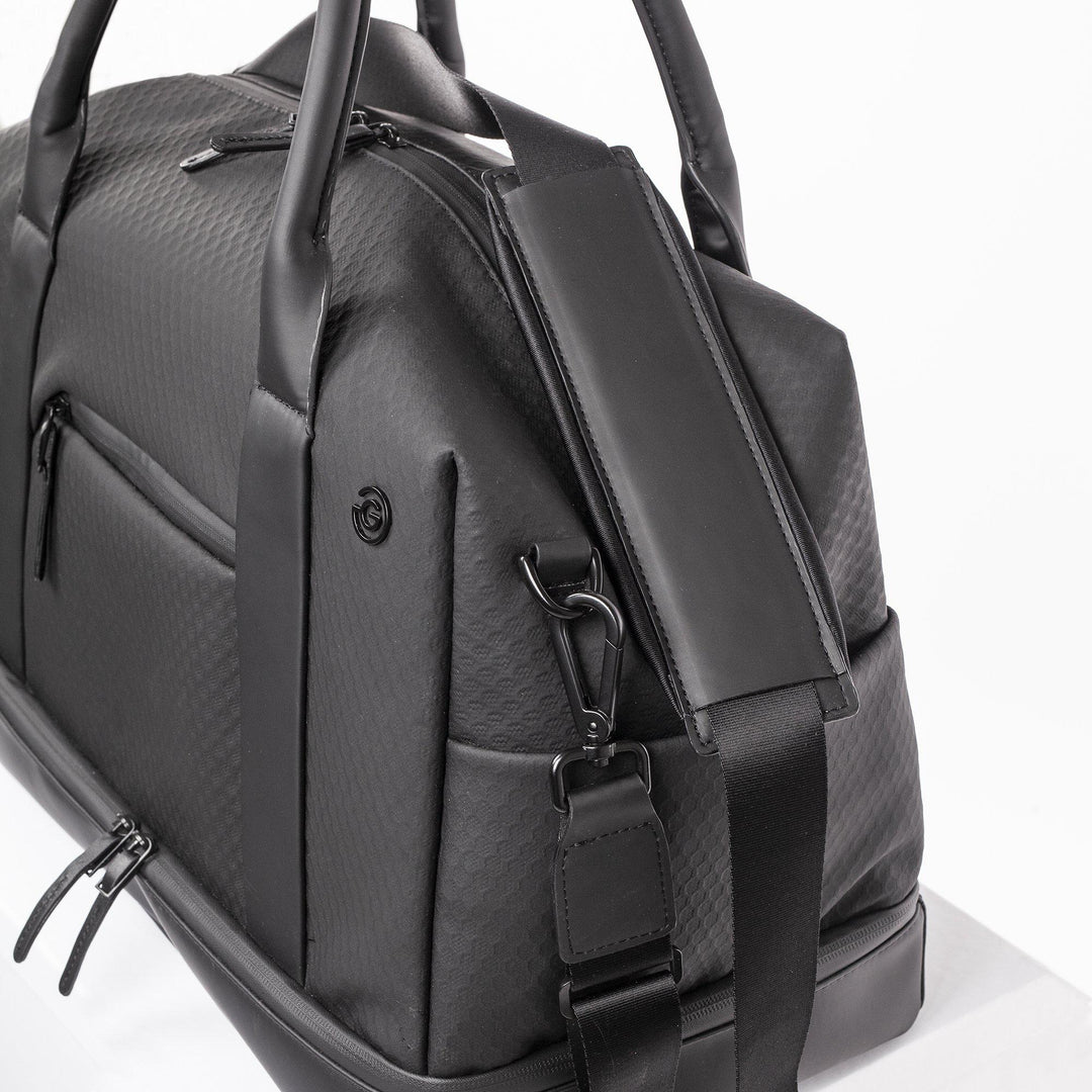 Tyrell is a Weekend bag in the color Black(7)