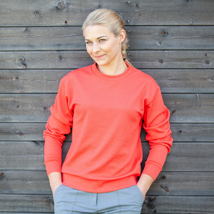 Dalia is a Insulating mid layer for Women in the color Red(2)