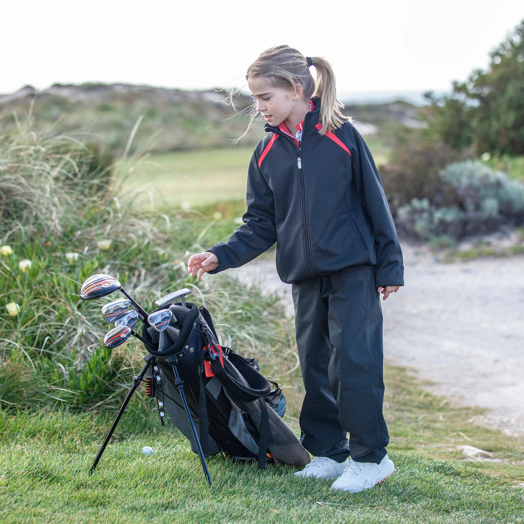 Reine is a Windproof and water repellent golf jacket for Juniors in the color Black(9)