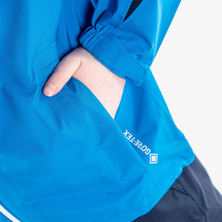 Robert is a Waterproof golf jacket for Juniors in the color Blue/Navy(5)